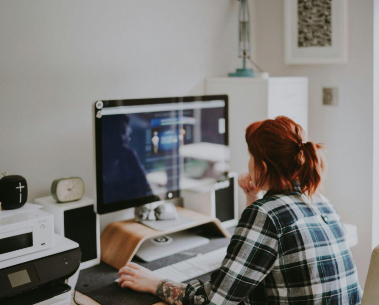 Profesionales trabajando en finanzas empresariales
